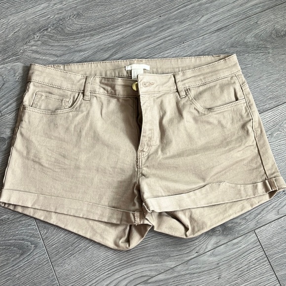 H&M khaki shorts 🥥🤎🧸 - Picture 2 of 5